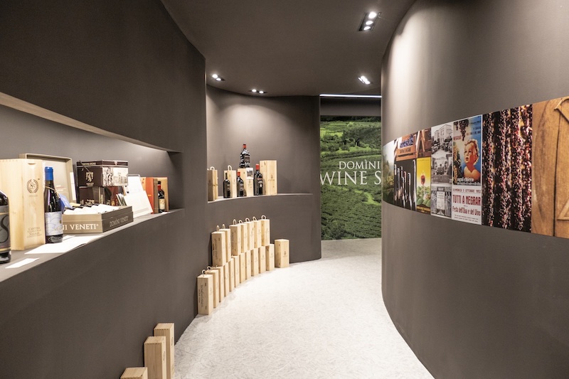 23 gennaio, nel wineshop di Sirmione, Giordano Bruno Guerri inaugura le iniziative di Cantina Valpolicella Negrar in onore di Bergamo Brescia Capitale Italiana della Cultura 2023 - 16